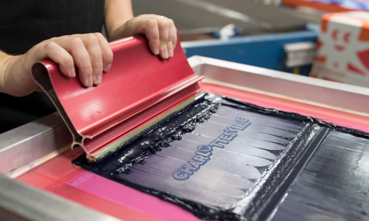 Screen Printing vs. Digital Printing: 7 Dos and Don’ts for Custom Apparel